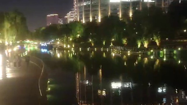 生活就是白天的繁忙夜晚的放松。