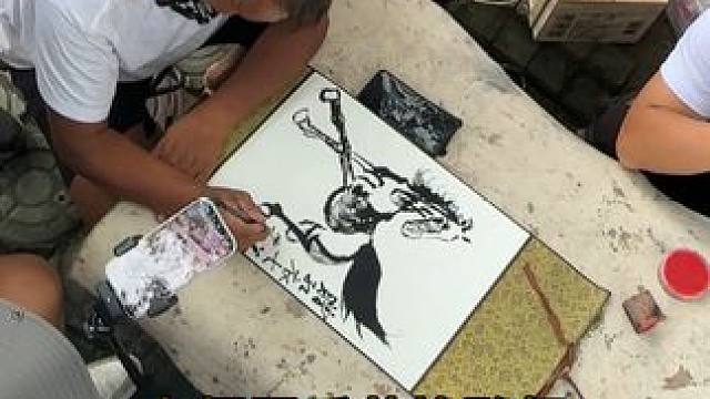 大师用手艺换酸奶，看看沈老师画得怎么样。#沈巍 #书法 #我要流量