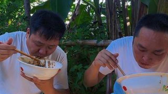 哥俩一天就吃这一大碗韭菜爆炒牛肉就够了 #我的乡村生活 #下饭菜 #人间烟火 #乡村美