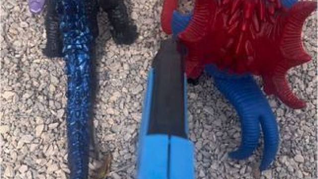 这些怪兽竟然把奥特曼拆开给埋了#奥特曼玩具#儿童玩具#怪兽玩具