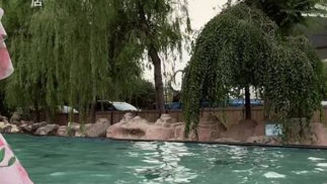 泡在水里太舒服了 热热热！玩水玩水！！#维斯特 #维斯特户外泳池 #乌鲁木齐玩水 #周末去哪玩 #亲