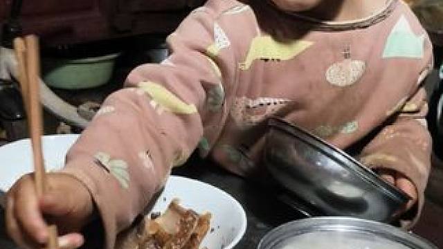 今天双双吃饭挺乖的。#农村娃