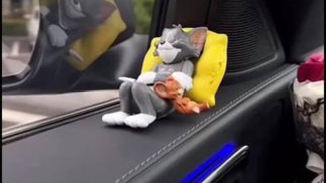 #创意摆件 #呆萌呆萌 汤姆和杰瑞放在车里真的太可爱了！越看越治愈！摆在车里满满的童年回忆！#车载摆