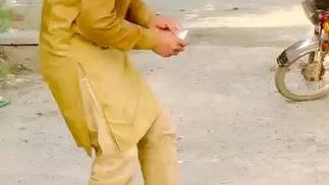 街头整蛊路人 太搞笑了 