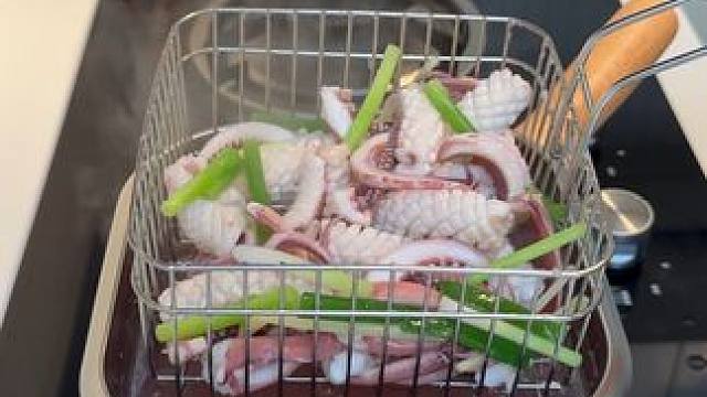 我们家从来不去外面吃干锅鱿鱼，这个在家做几分钟搞定，真的太好吃了#干锅鱿鱼 #干锅酱 #美食