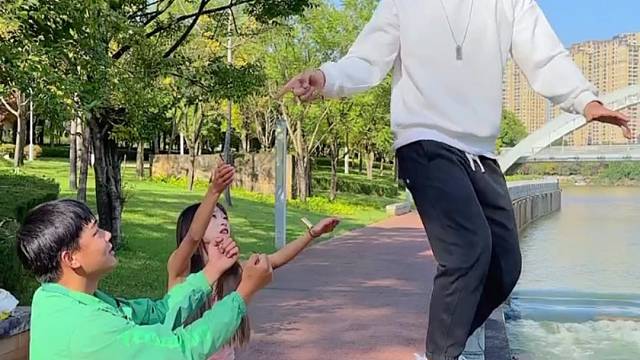 看我干什么夹菜呀