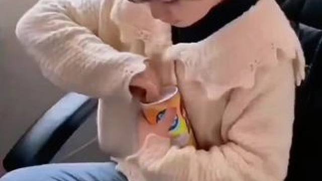 整蛊好友，皮一下很开心#搞笑视频 #整蛊玩具 #蛇薯片