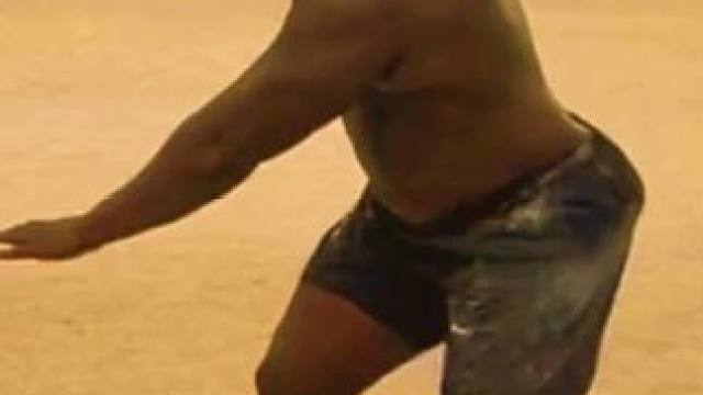 美国男子铅球运动员约书亚·阿沃通德 - 旋转铅球技术练习。 (PB 22.29米，出生于1995年6