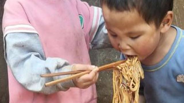 今天拌米线吃。#农村娃