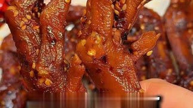 咬下去卤香暴击，接着是弹牙的肉，骨头缝都香！#零食推荐#鸭爪#追剧小零食