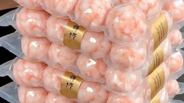 活虾现包，纯手工，去头去壳去虾线，涮煮3分钟，漂浮锅面即可食用。大颗粒虾滑，虾肉含量95%，鲜味十足