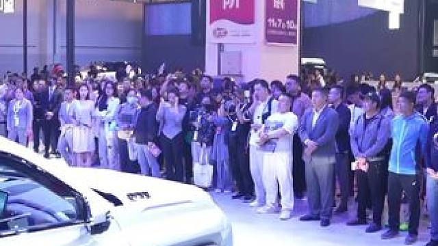 青岛国际车展来啦，作为五大车展之一的秋日盛宴，门票 12.34 元，刷码进场。逛完去苗岭路吃小吃，场