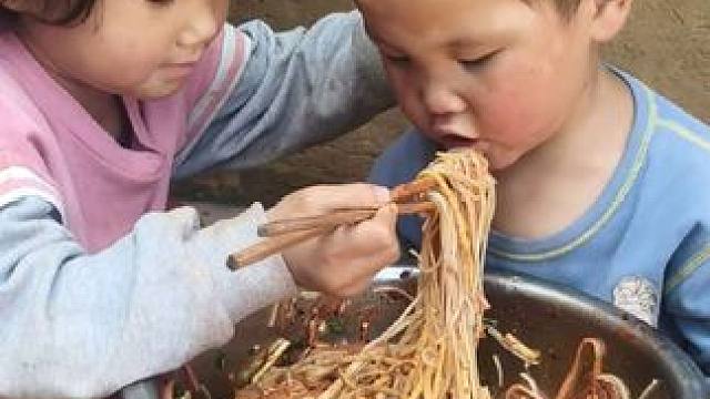 老二对弟弟挺好的。#农村娃