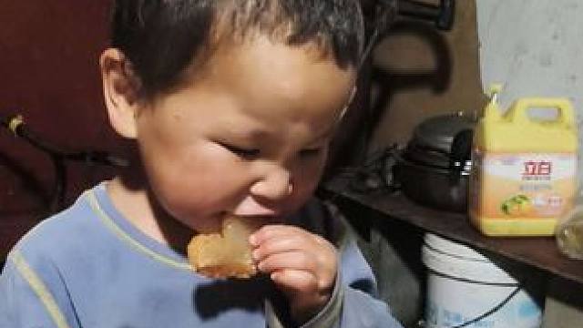 今天晚上炒肉吃。#农村娃