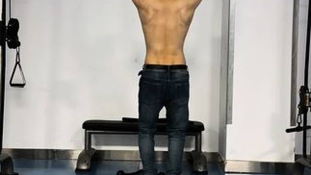 毫无训练痕迹#健身 #引体向上