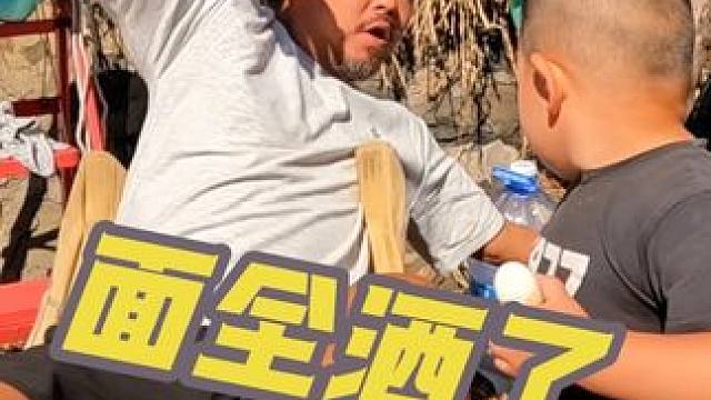 沙和尚早餐跟大孙吃碗面，没想到全洒了，没吃饱#我的乡村生活