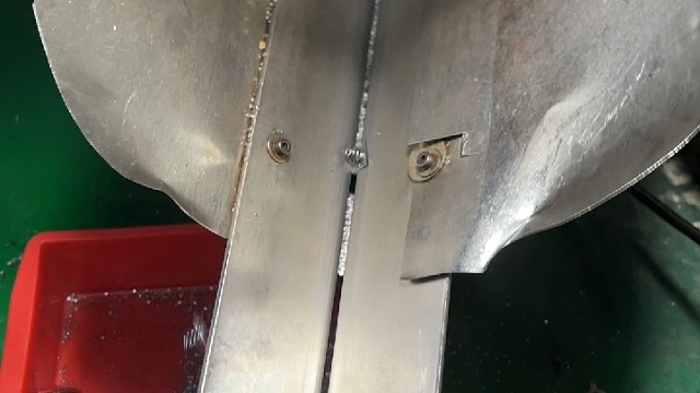 全自动化生产桥式铆接电池弹片，弹簧不脱落