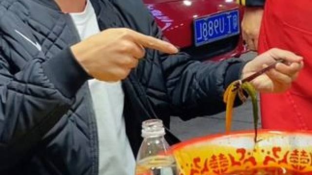 千万网红轻松拿走50箱螺蛳粉~#螺蛳粉 #美食推荐