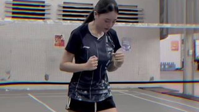 打球前记得先热身#打羽毛球女生 #羽毛球 #运动女孩