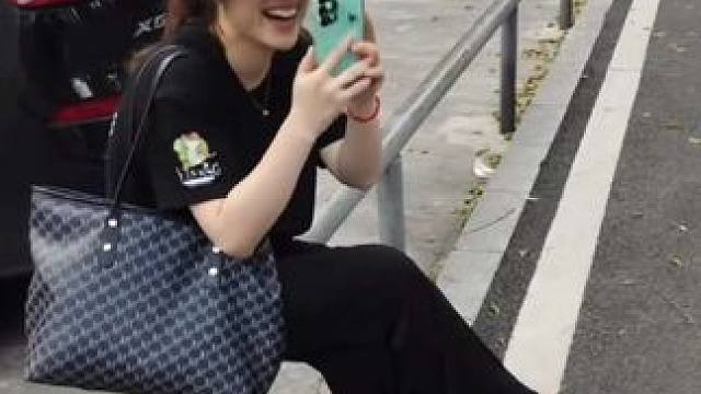 我的样子真的很好笑吗？#爱笑的人运气不会差 #抓拍瞬间 #爱笑的傻丫头 ##爱笑女孩 #笑容最治愈的