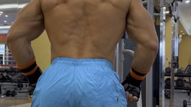 龙门架练背 直臂下拉练背部线条，你get到了吗？#魅KTV唱歌奖10辆40万汽车 #我的YU7超预期