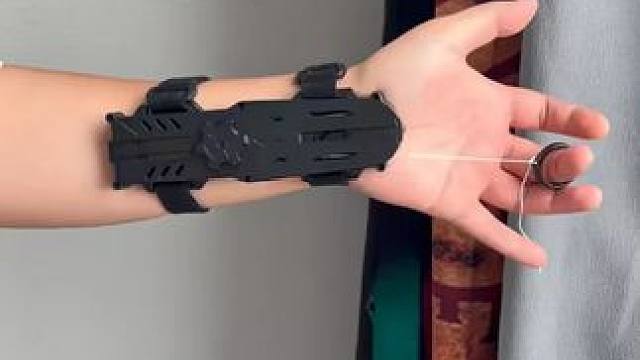 没有男生会拒绝这么酷的袖剑吧~ #有男生会拒绝这个玩具吗