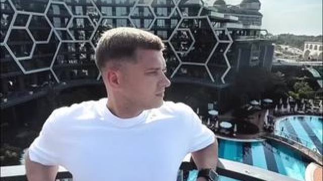 旅行时观景阳台创意自拍技巧分享 #拍照技巧 #创作者伙伴计划 #创作者广告分成计划 #种草 #拍照姿