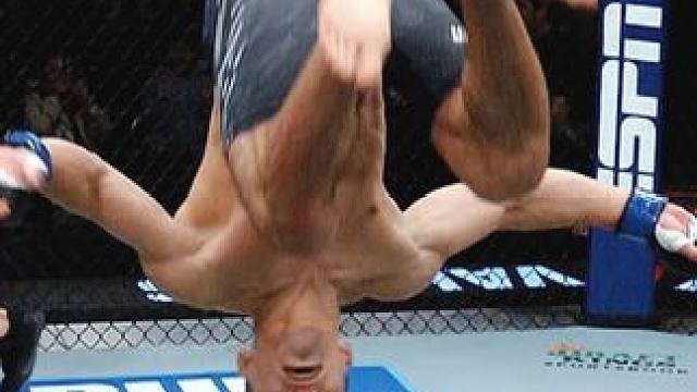 巴列霍斯这一拳结结实实命中，直接击飞崔承佑！#UFC