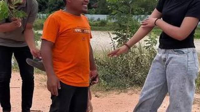 东南亚矮子老婆 #我的乡村生活 #原创视频 #农村美食记录生活 #家庭亲子互动游戏