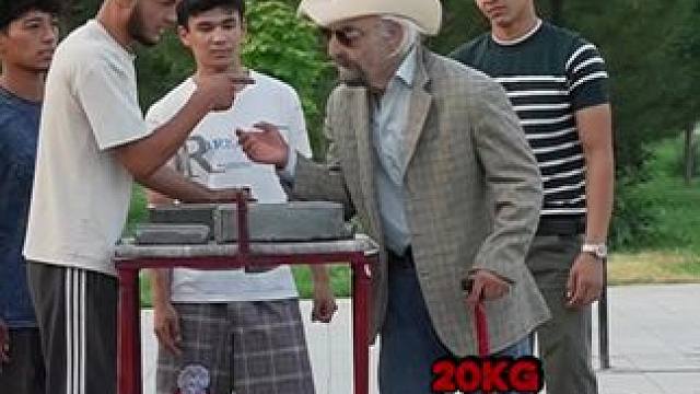 街头整蛊路人 太好玩了 