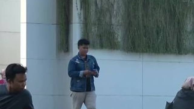 街头整蛊路人 太好玩了 