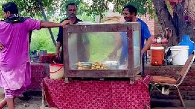 街头整蛊路人 太好玩了 