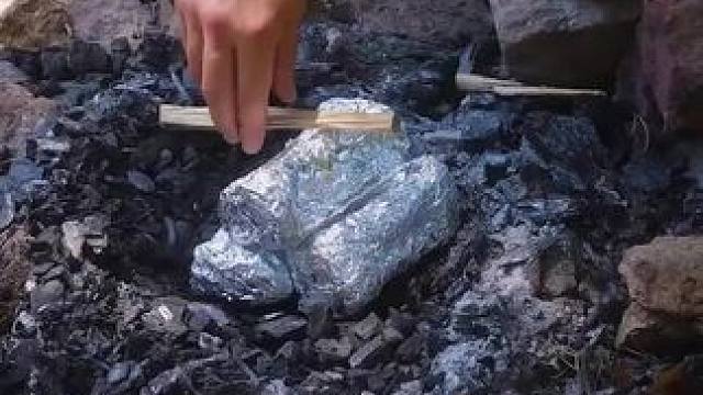 户外制作木炭的简易方法 #露营报告 #露营技巧报告