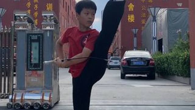 小男孩出校门一套剑术行云流水，精气神十足！ #武术#剑术#中华武术博大精深 #习武改变人生