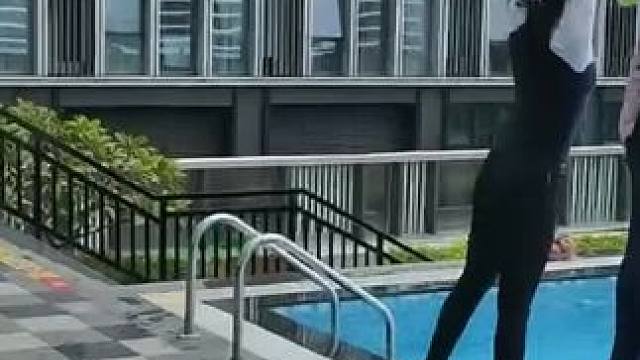 我 当一个水下摄影工作者要会的太多了，前期会营销、懂销售、会运营、写剧本、写脚本、懂客户需求、了解目