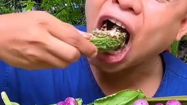 新鲜小苦瓜酸辣凉拌️蚂蚁蛋 #美食 #户外美食 #泰国美食 #内容启发搜索