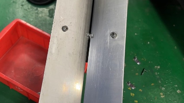 全自动化生产桥式铆接电池弹片，弹簧不脱落，不变形