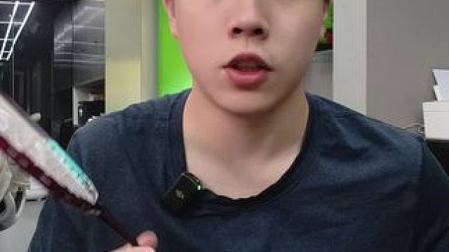 今天教你怎么辨别球拍真假！#球拍真假 #羽毛球 #得物