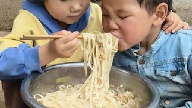 今天煮面条吃。#农村娃