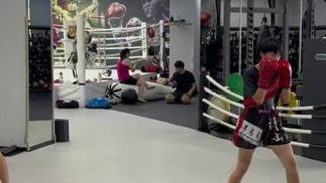 下午的拳馆氛围，学员们水平马上练成职业队水平了#格斗