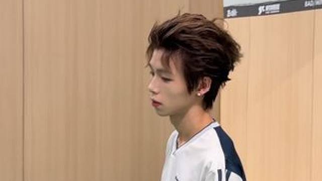 妈妈说：把头发全梳起来大大方方的 #羽毛球 #川崎飞天 #川崎飞天球拍 #川崎羽毛球服