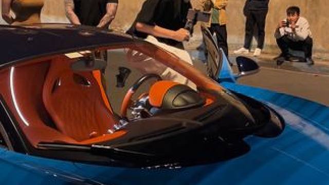 偶遇顶级大网红门齐聚外滩，宝子的身材也太非常性感 了吧，18岁顶级名媛亲自坐上副驾，，马路边围观的水