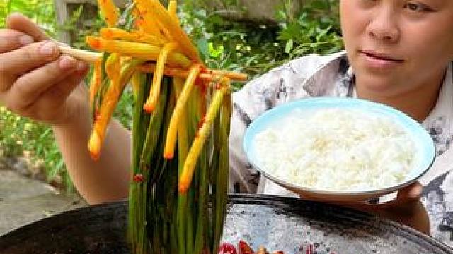 做一锅又香又辣的下饭菜，配着小葱吃过瘾 #美食 #农村生活