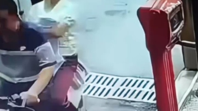 再往前走一点  ，再接电话能咋的了[捂脸]