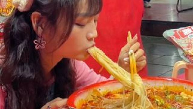 百万网红秋婷狂赚5000元~#螺蛳粉