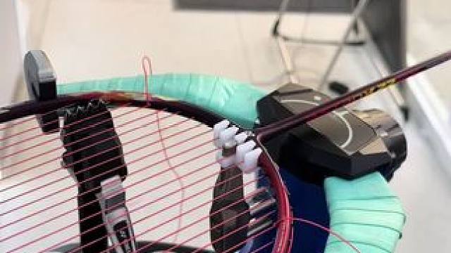 老弟来旅游，看到尤尼克斯专卖店行李扔门口，人进来看装备了。。 我这上个线还得帮老弟看着行李，一心二用