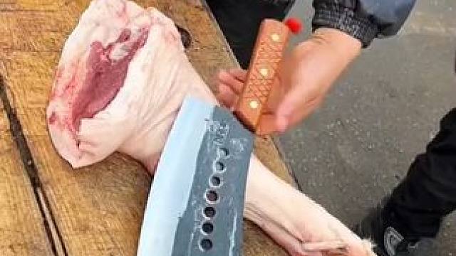 这个家用七星砍骨刀真的方便实用，砍骨头砍铁丝，非常的方便。加厚的设计，承重力强。趁现在价格便宜，赶紧