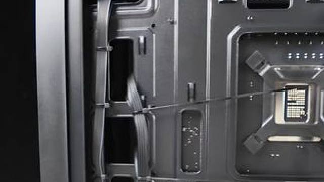 普通机箱走线是不是有点不合适？ 很多人说我们这么普通的机箱为啥要浪费时间去理线，我想说，我们理线是对