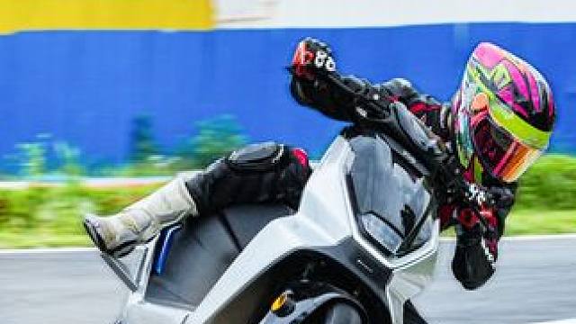 赛道级买菜车！超好开的电摩踏板，极核AE7 #极核 #AE7 #极核AE7 #赛道 #评测