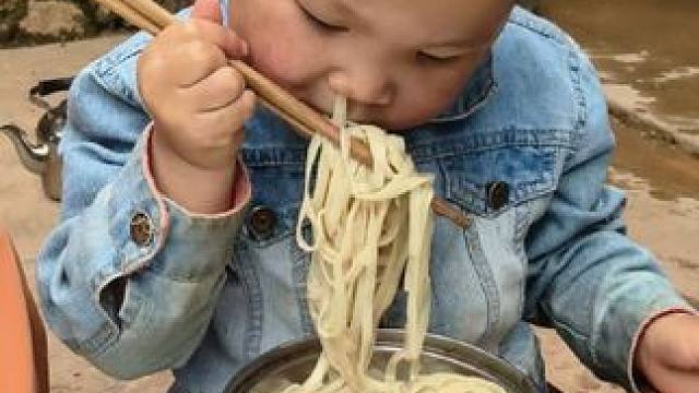 大双喜欢吃面条。#农村娃